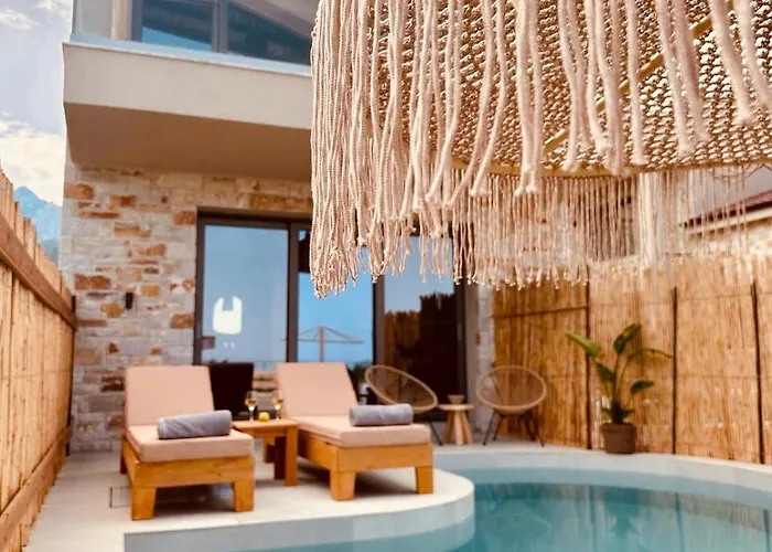 Amo Golden Chrisi Ammoudia