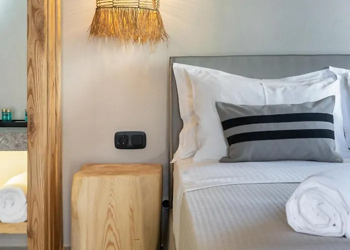 Amo Golden Chrisi Ammoudia